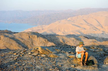 Dağlar yakınındaki Körfez Eilat Kızıldeniz'İsrail ile yürüyüş