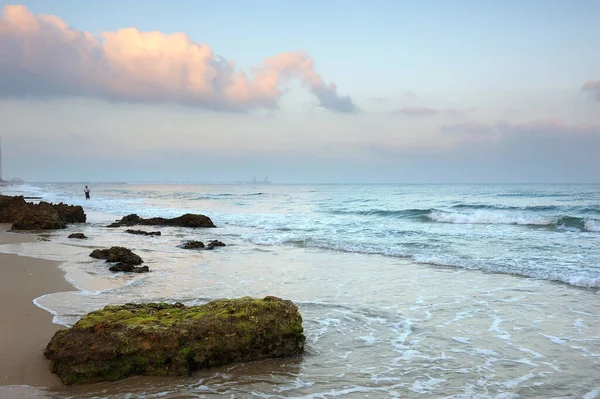 以色列南部城市阿什凯隆附近的地中海海岸 — 图库照片