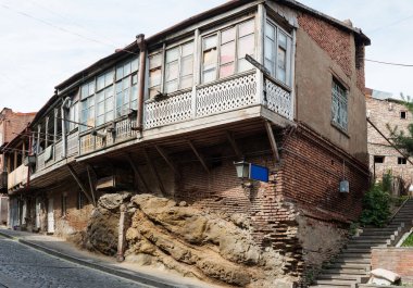 Tiflis şehrin eski kesiminde evlerde