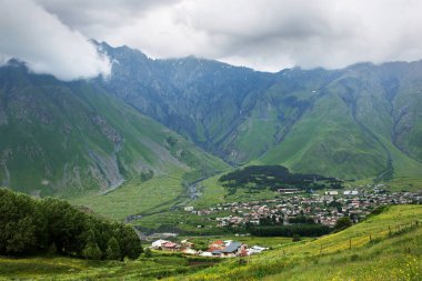Tepeler ve Gürcistan'daki Kafkas Dağları eteklerinde