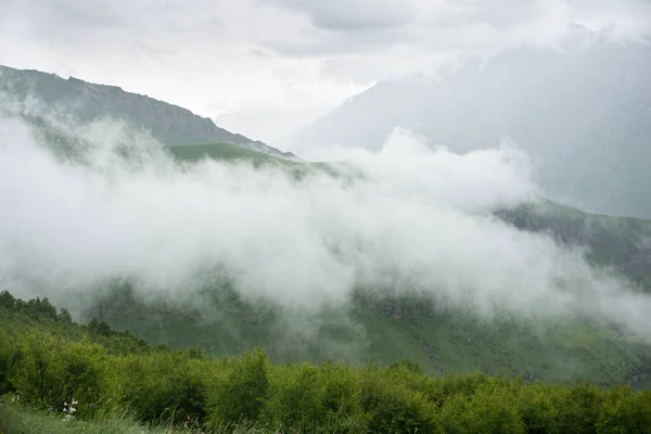 山とグルジアのコーカサス山脈の斜面 — ストック写真