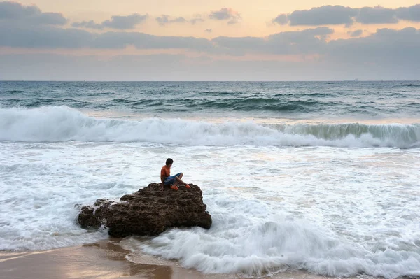 以色列南部城市阿什凯隆附近的地中海海岸 — 图库照片