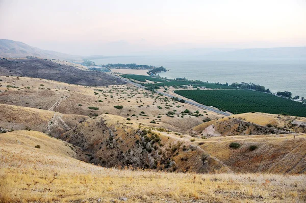 Gölü kıyısındaki Kinneret, İsrail Golan Tepeleri yamaçları