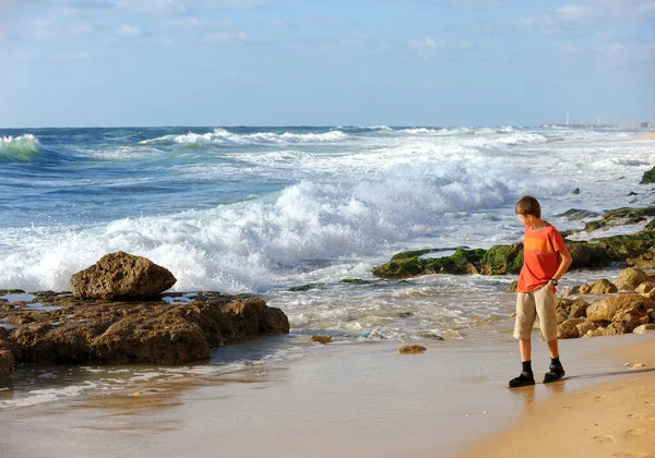 Chłopiec Brzegu Morza Śródziemnego Izraelu — Zdjęcie stockowe
