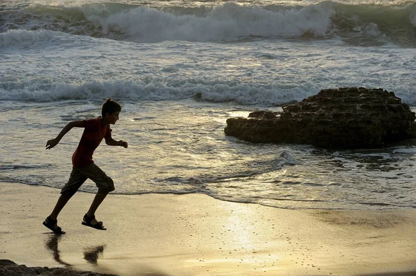 Jongen Loopt Langs Oever Van Middellandse Zee Israël — Stockfoto