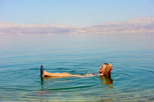 Mujer Bañándose Mar Muerto Cerca Reserva Natural Ein Gedi Israel —  Fotos de Stock
