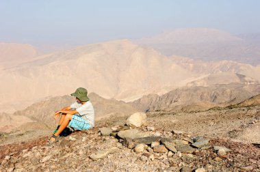 Dağlar yakınındaki Körfez Eilat Kızıldeniz'İsrail ile yürüyüş