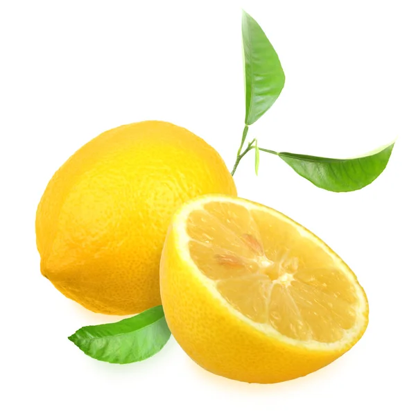Свежие желтые лимоны с зеленым листом — стоковое фото