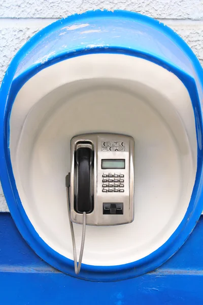 Blå betal-telefon på vägg — Stockfoto