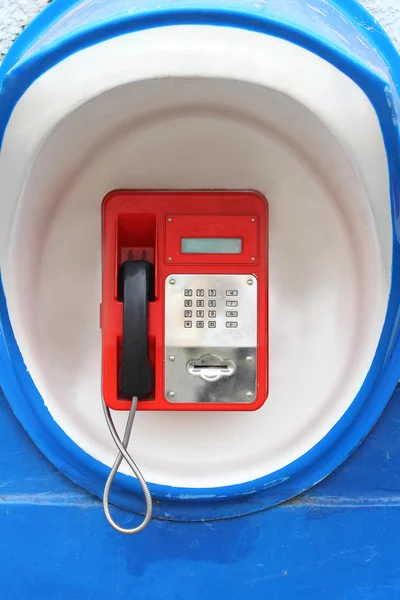 Röd telefonkiosk på vägg — Stockfoto