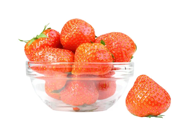 Rode aardbeien in transparante plaat geïsoleerd op wit — Stockfoto