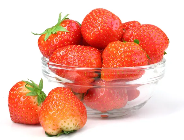 Röda jordgubbar i transparent tallrik på vit — Stockfoto