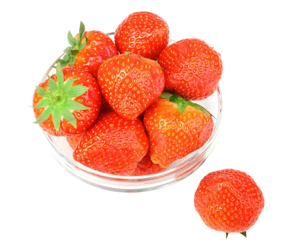 흰색 절연 투명 접시에 빨간 딸기 — 스톡 사진