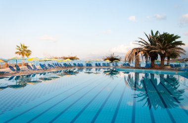 Deniz kıyısında güzel bir Yüzme Havuzu