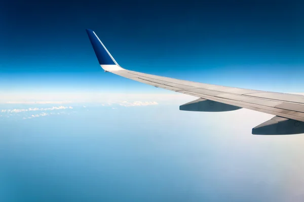 Uçak bulutların üzerinde toprak — Stok fotoğraf