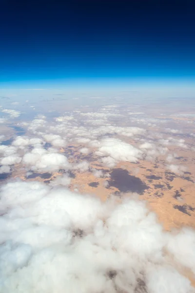 Blick aus dem Fenster eines fliegenden Flugzeugs — Stockfoto