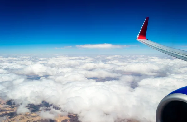 Vista desde la ventana de un avión volando — Foto de Stock