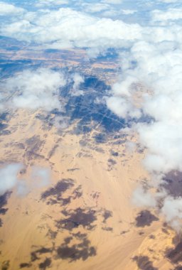 uçan bir uçağın penceresinden görüntülemek