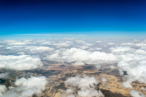 Uçan bir uçağın penceresinden görüntülemek — Stok fotoğraf