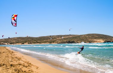 birisi kiteboarding yılında güneşli bir gün