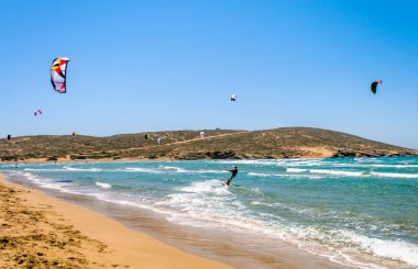 birisi kiteboarding yılında güneşli bir gün