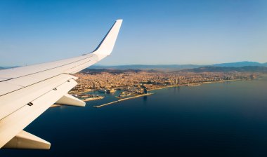 uçak bulutların üzerinde toprak