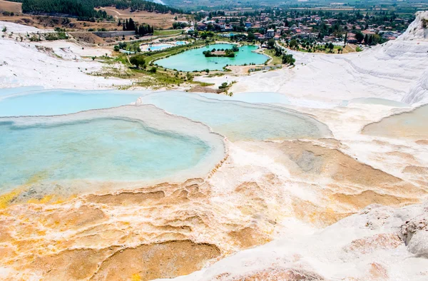 Turkost vatten travertin pooler på pamukkale — Stockfoto