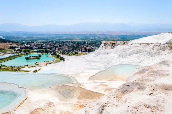 Piscinas de travertino de agua turquesa en pamukkale — Foto de Stock