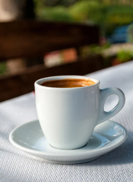 Zapach kawy na tle biały danie — Zdjęcie stockowe