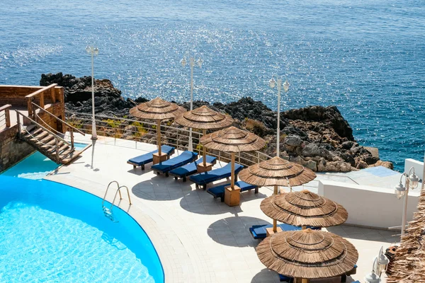 Плавательный бассейн роскошного отеля на берегу моря — стоковое фото