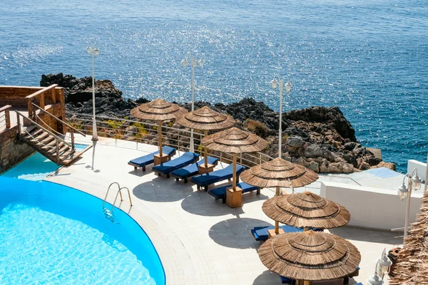 Piscina de hotel de lujo junto al mar — Foto de Stock