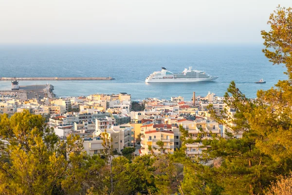 Ładne miasto widok na morze i wielki statek na Krecie — Zdjęcie stockowe