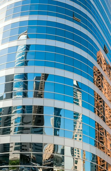 Edificios reflejados en vidrios —  Fotos de Stock