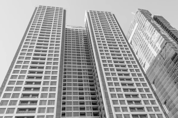 Edificio de oficinas sobre cielo —  Fotos de Stock