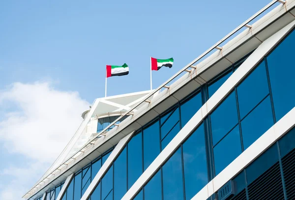 Duas bandeiras dos Emirados Árabes Unidos no edifício moderno . — Fotografia de Stock