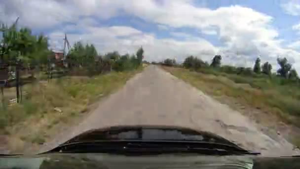 Estrada para aldeia — Vídeo de Stock
