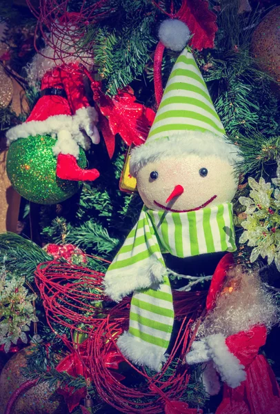 Vtipné vánoční hračka. sněhulák na firtree — Stock fotografie