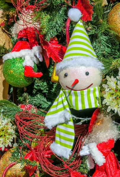 Śmieszne świąteczne zabawki. bałwan na sosnowe — Zdjęcie stockowe
