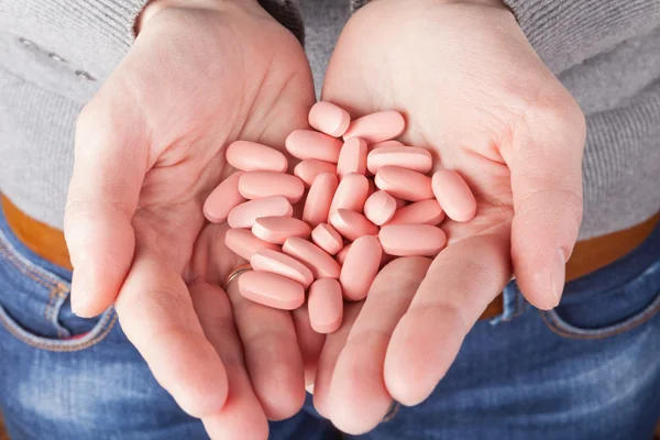 Pastillas en las manos —  Fotos de Stock