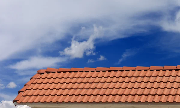 Telhas e céu azul com nuvens — Fotografia de Stock