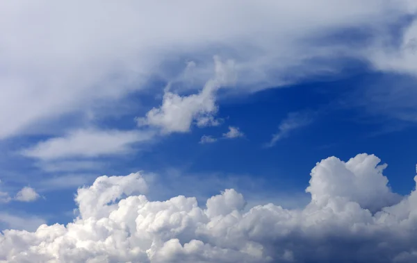 Céu azul e nuvens — Fotografia de Stock