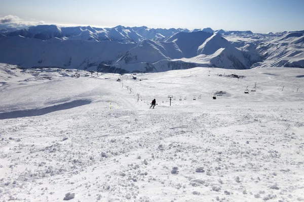 Narciarz na stoku narciarskim — Zdjęcie stockowe