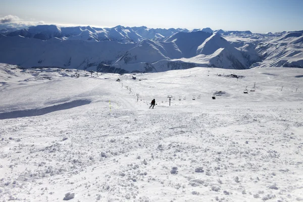 Skifahrer auf Skipiste — Stockfoto