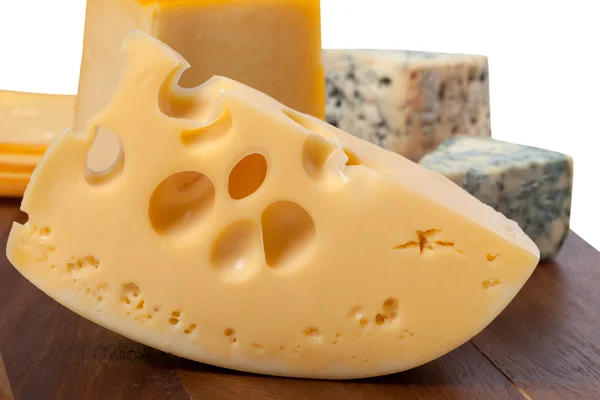 Diferentes tipos de queso en la mesa de madera — Foto de Stock