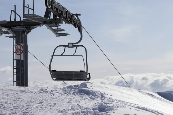 Teleferik üzerinde kayak merkezi — Stok fotoğraf