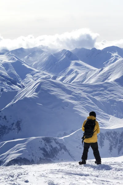 Snowboardista na vrcholu hory — Stock fotografie