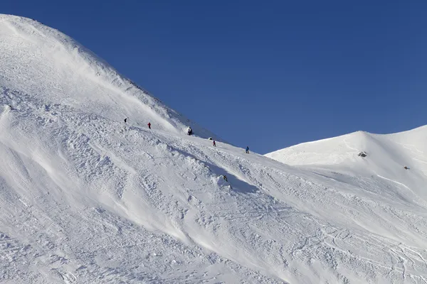 滑雪者和挡雪板滑雪滑雪道上 — 图库照片