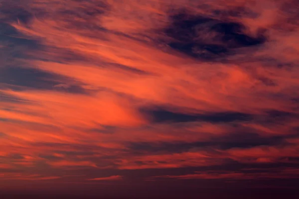 Огненный восход солнца над морем — стоковое фото