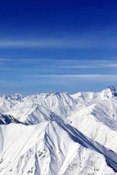 Montagne hivernale en belle journée — Photo