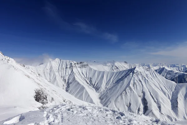 Montañas de invierno y cielo azul — Foto de Stock